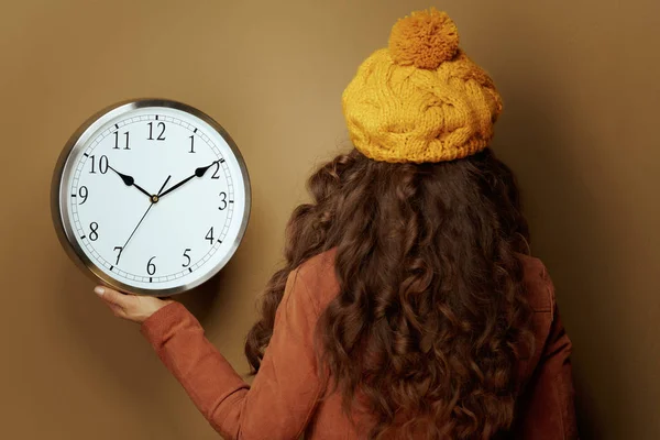 Vrouw tonen rond klok herinneren over herfst tijd veranderen — Stockfoto