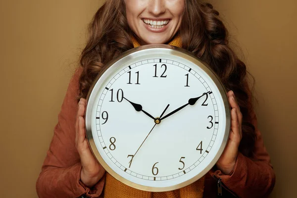 Zbliżenie na kobieta pokazując zegar przypomnieć o jesień czas zmiana — Zdjęcie stockowe