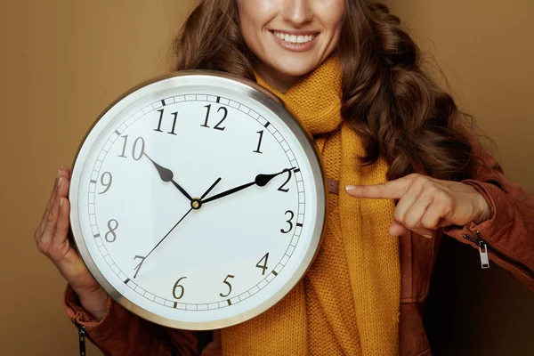 Mujer señalando el reloj recuerdan sobre el cambio de hora de otoño — Foto de Stock