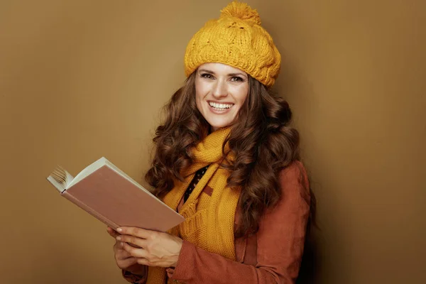 Libro de lectura mujer elegante feliz aislado sobre fondo de bronce — Foto de Stock