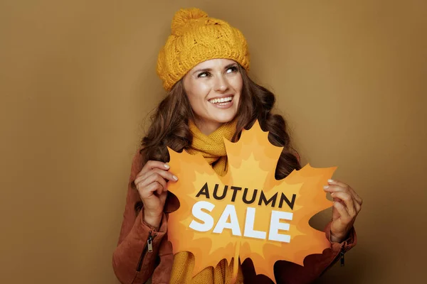 快乐的女人带着秋天的销售横幅看着复制的空间 — 图库照片