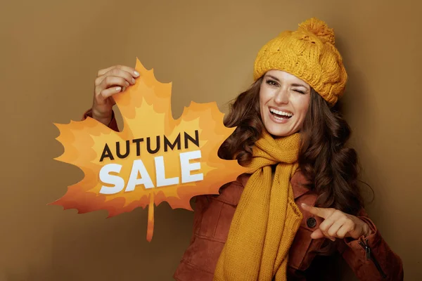 女子指指青铜背景下的秋季销售横幅 — 图库照片