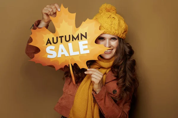 Gelukkig vrouw tonen herfst verkoop banner op beige achtergrond — Stockfoto