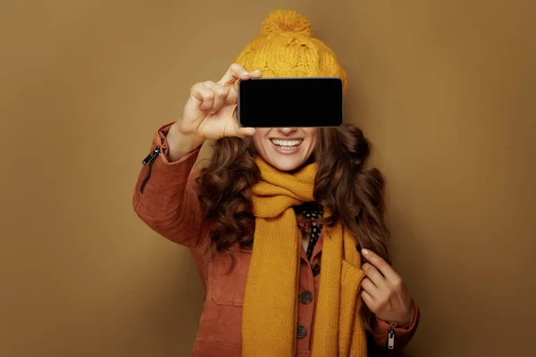 Fechar na mulher segurando tela do smartphone na frente da cara — Fotografia de Stock