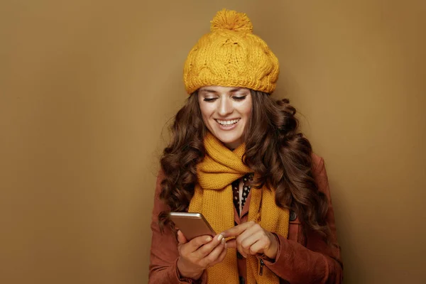 Gelukkig trendy vrouw met smartphone met behulp van toepassingen en — Stockfoto