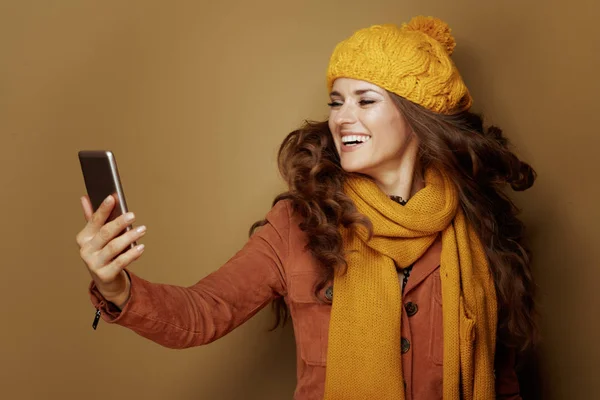 Счастливая молодая женщина делает селфи по телефону и — стоковое фото