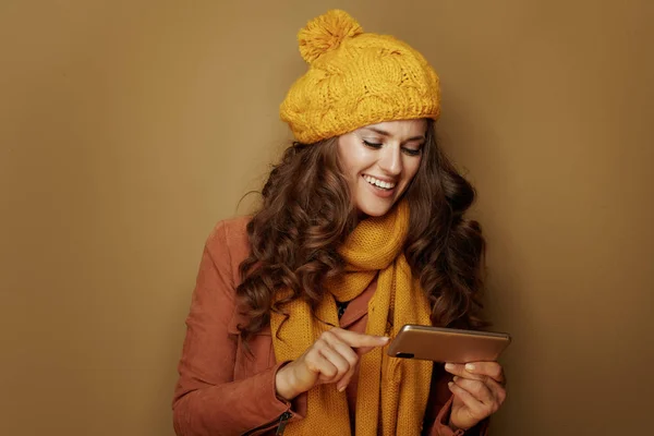 Vrouw met behulp van mobiele telefoon voor sociale online verbindingen en — Stockfoto