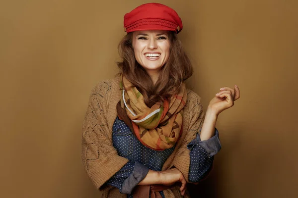 ยิ้มสมัยใหม่ 40 ปีผู้หญิงบนพื้นหลังสีเบจ — ภาพถ่ายสต็อก