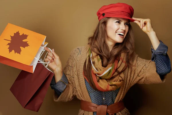 Mujer de mediana edad con bolsas de compras de otoño mirando a un lado — Foto de Stock