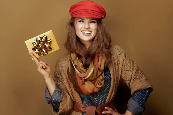 40 세의 행복 한 유행하는 여성 황금 선물 카드를 보여 주는 모습 — 스톡 사진