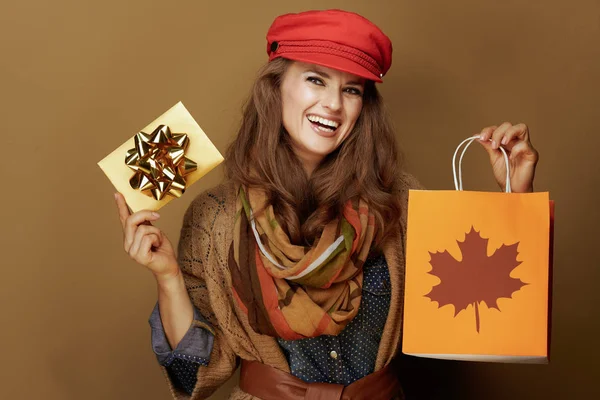 40 jaar oude vrouw tonen herfst boodschappentas en cadeaubon — Stockfoto