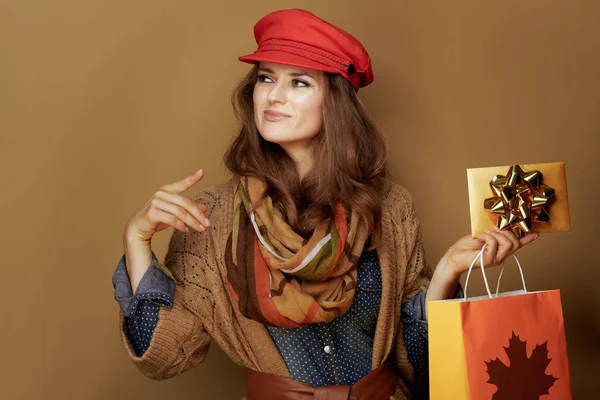 Mujer joven con bolsa de compras de otoño y tarjeta de regalo de oro —  Fotos de Stock