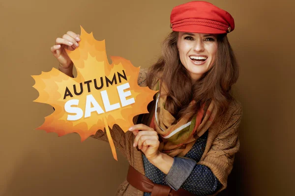 Gelukkig trendy 40 jaar oude vrouw tonen herfst verkoop banner — Stockfoto