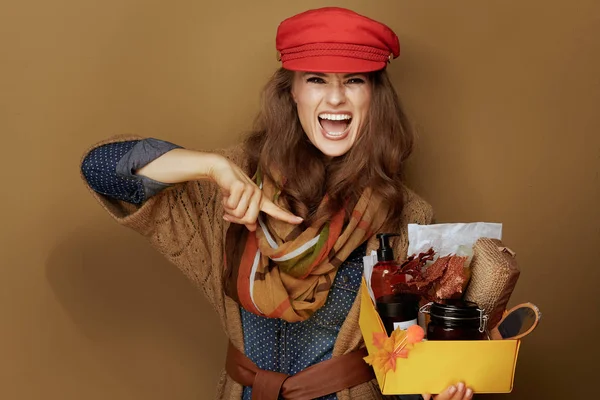 Feliz 40 años mujer señalando en otoño belleza cosmética caja —  Fotos de Stock