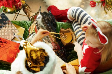 Anne ve kızı alışveriş çantaları ve Noel hediyeleriyle