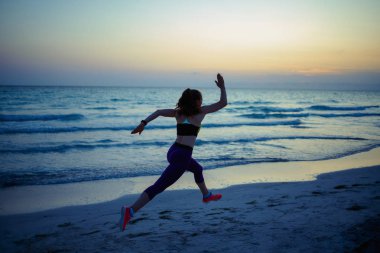 Akşamları okyanus kıyısında koşan formalı spor elbiseli, formalı bir kadın gördüm..