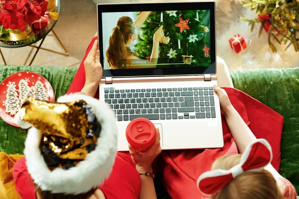 Modern mor och barn tittar på julfilm på laptop — Stockfoto
