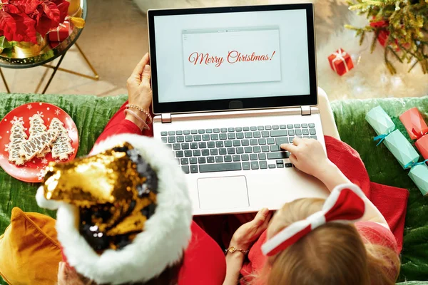 Moderne moeder en kind schrijven Merry Christmas e-mail — Stockfoto
