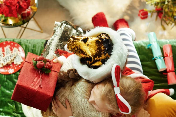 Elegante madre e hijo con regalo de Navidad caja abrazo — Foto de Stock