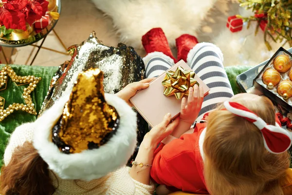 Madre tratando de dar libro como regalo de Navidad a hija infeliz — Foto de Stock