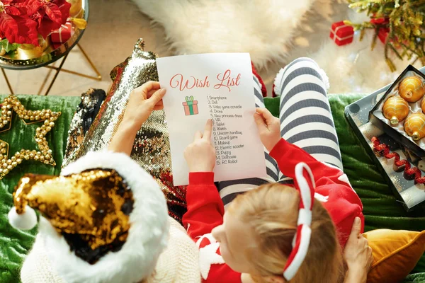 Mãe elegante e criança discutindo lista de desejos de Natal — Fotografia de Stock