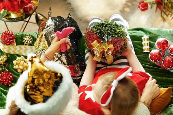 Moderne moeder en dochter het maken van handgemaakte decoratie samen — Stockfoto