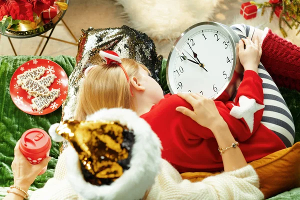 Mor smekande dotter som somnade i väntan på jul — Stockfoto