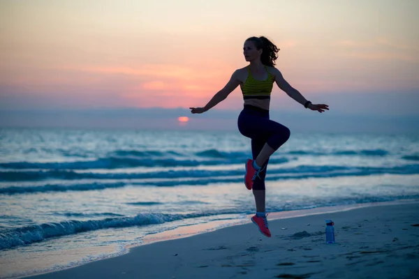 Plná Délka Portrét Fitness Sportovkyně Sportovním Stylu Oblečení Pobřeží Večerním — Stock fotografie