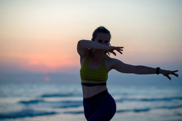 Silueta Fitness Sportovní Žena Sportovním Oblečení Pobřeží Oceánu Večerních Hodinách — Stock fotografie