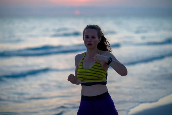 Active Woman Fitness Clothes Seashore Evening Boxing — Stock Photo, Image