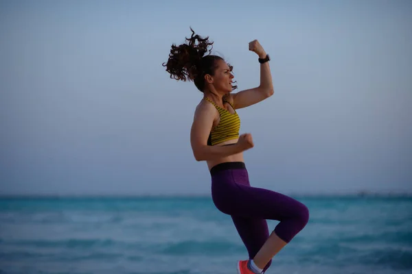 Fit Woman Fitness Clothes Ocean Shore Evening Doing Hiit Workout — Stock Photo, Image