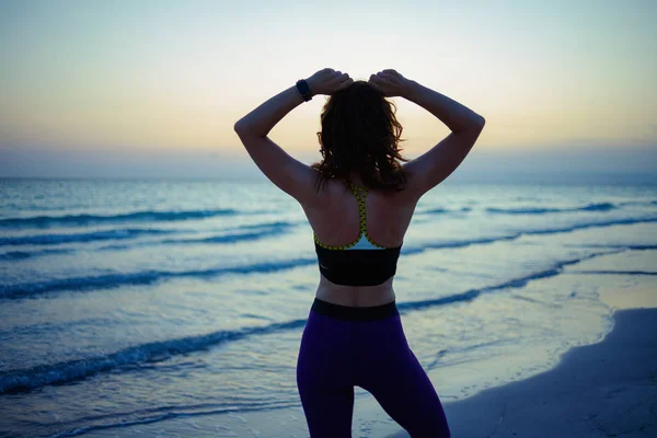 Viděno Zezadu Fit Sportovní Žena Sportovním Oblečení Břehu Oceánu Večerních — Stock fotografie