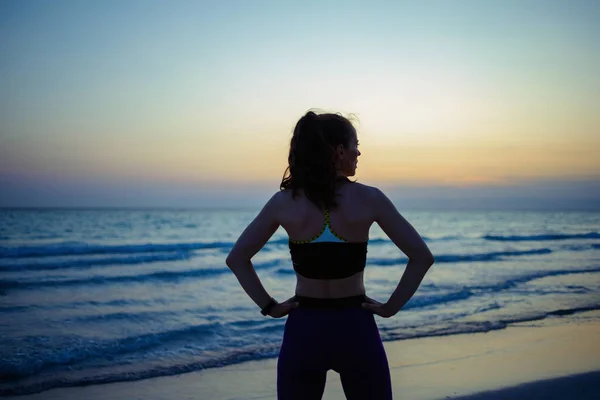 Silhueta Mulher Apta Roupas Esportivas Costa Oceano Noite Relaxante Após — Fotografia de Stock