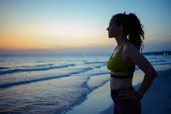 Silhouette Einer Aktiven Sportlerin Fitnesskleidung Strand Abend Nach Dem Training — Stockfoto