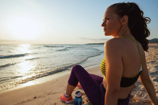 Mujer Deportiva Activa Ropa Estilo Deportivo Con Botella Agua Sentado — Foto de Stock