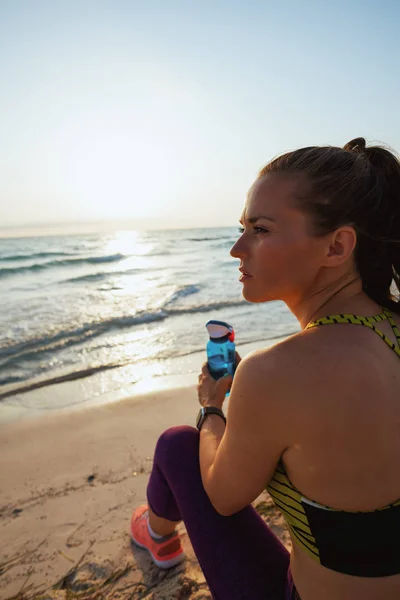 Fit Woman Fitness Clothes Bottle Water Relaxing Workout Seacoast Evening — Stock Photo, Image