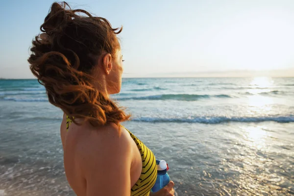 Derrière Jeune Femme Sportive Vêtements Fitness Avec Bouteille Eau Regardant — Photo