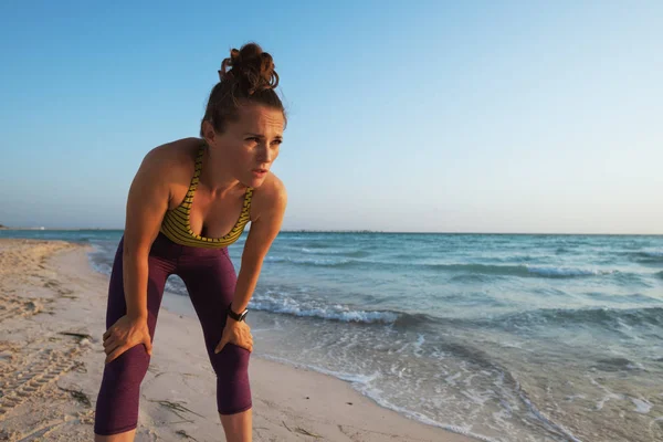 Fitness Sports Woman Sport Clothes Ocean Coast Evening Catching Breath — Stock Photo, Image