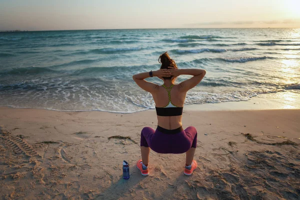 Viděno Zezadu Fitness Žena Sportovním Oblečení Pláži Při Západu Slunce — Stock fotografie