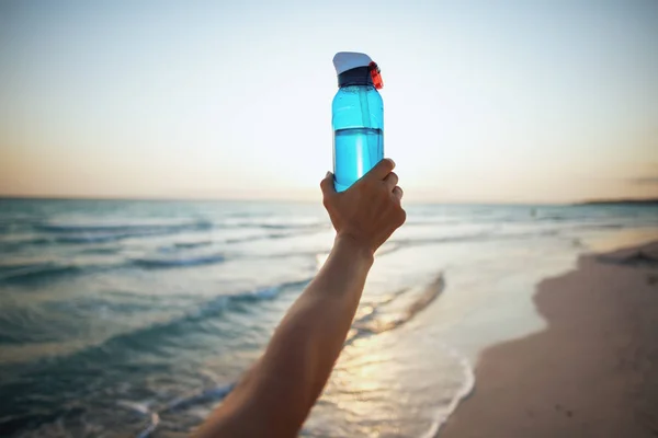 Gros Plan Sur Fameuse Main Montrant Bouteille Eau Sur Plage — Photo