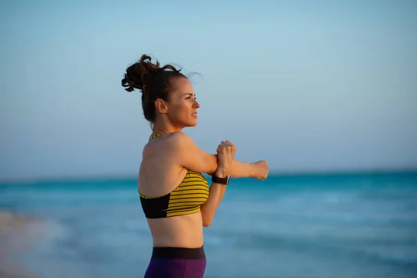 Fitness Sportlerin Sportkleidung Der Meeresküste Bei Sonnenuntergang — Stockfoto