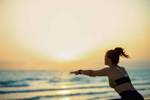 Silueta Mujer Deportiva Forma Ropa Deportiva Playa Por Noche Haciendo —  Fotos de Stock