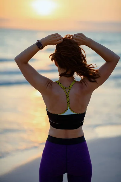 Spor Elbiseli Formalı Bir Kadın Gün Batımında Deniz Kıyısında Saçları — Stok fotoğraf