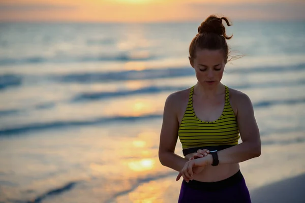 Mujer Deportiva Joven Ropa Estilo Deportivo Orilla Del Mar Atardecer — Foto de Stock