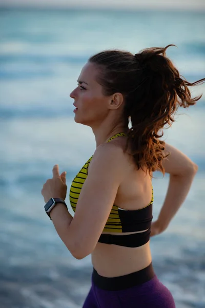 Aktive Sportlerin Sportkleidung Strand Beim Abendlichen Joggen — Stockfoto