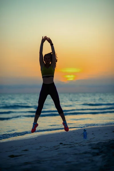 Silhouette Einer Aktiven Sportlerin Sportlicher Kleidung Meer Beim Abendlichen Workout — Stockfoto