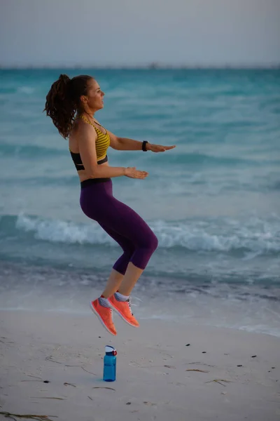 Ganzkörperporträt Der Fitness Sportlerin Sportkleidung Strand Beim Hiit Workout — Stockfoto