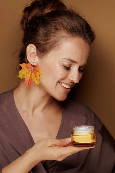 Witam Jesień Portret Uśmiechniętej Eleganckiej Kobiety Szlafroku Jesiennym Kolczyk Liści — Zdjęcie stockowe