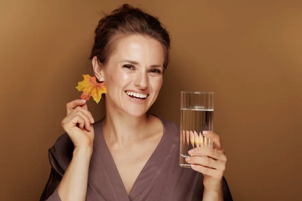 Hola Otoño Retrato Mujer Elegante Feliz Albornoz Con Pendiente Hoja —  Fotos de Stock