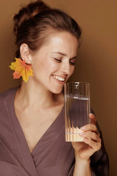 Hallo Herbst Lächelnd Elegante Jährige Frau Bademantel Mit Herbstblatt Ohrring — Stockfoto